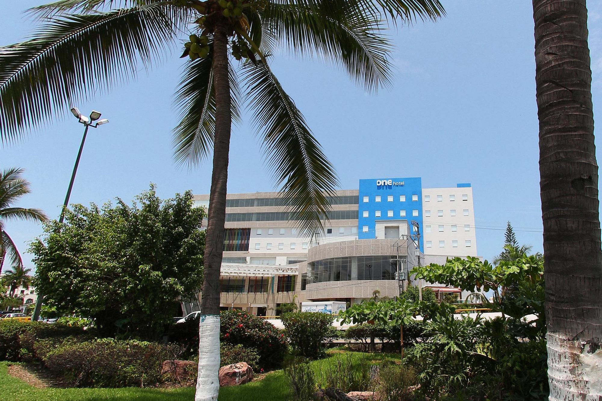One Puerto Vallarta Aeropuerto Екстериор снимка