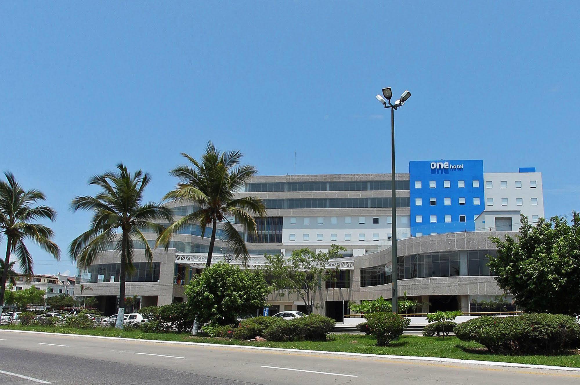 One Puerto Vallarta Aeropuerto Hotel Екстериор снимка